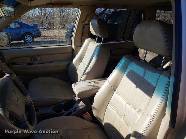 image for item AV9389 2001 Nissan Pathfinder LE SUV