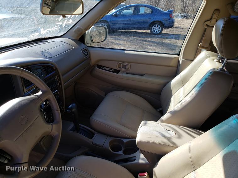 image for item AV9389 2001 Nissan Pathfinder LE SUV