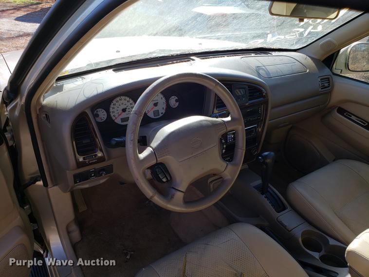 image for item AV9389 2001 Nissan Pathfinder LE SUV