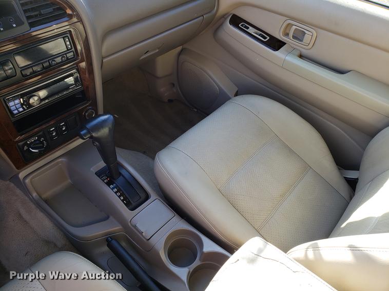 image for item AV9389 2001 Nissan Pathfinder LE SUV