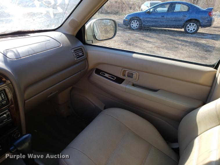 image for item AV9389 2001 Nissan Pathfinder LE SUV