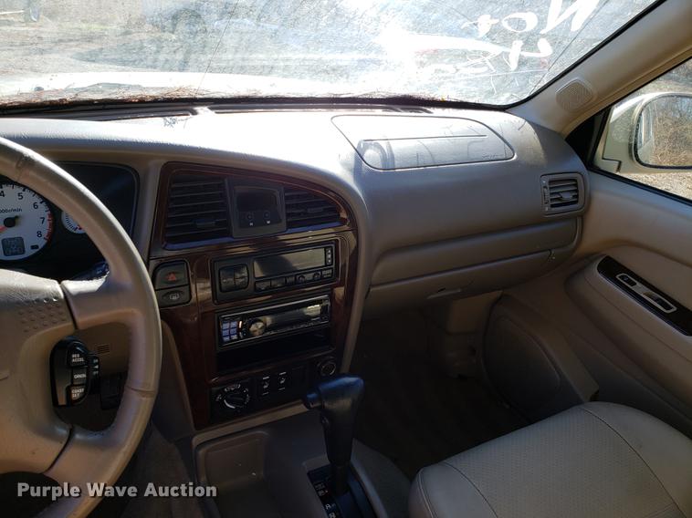 image for item AV9389 2001 Nissan Pathfinder LE SUV