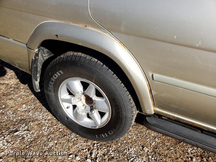 image for item AV9389 2001 Nissan Pathfinder LE SUV