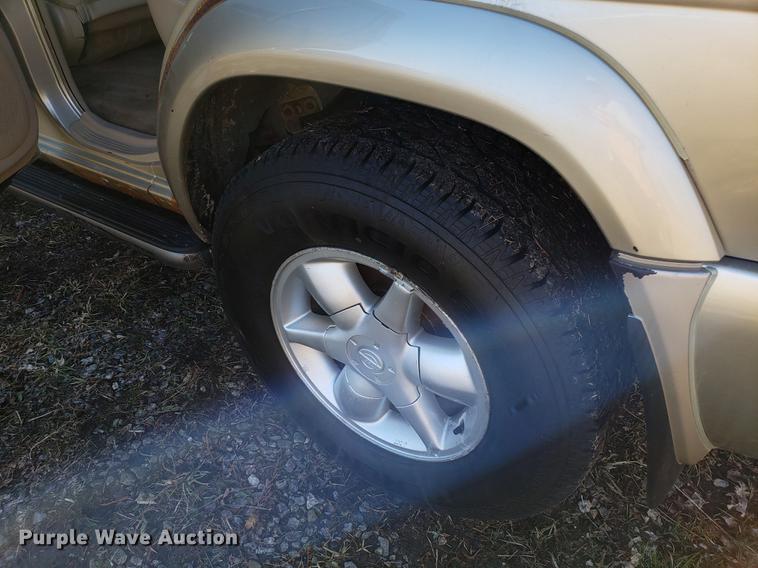 image for item AV9389 2001 Nissan Pathfinder LE SUV