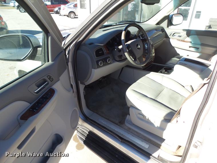 image for item EM9049 2007 Chevrolet Avalanche 1500 pickup truck