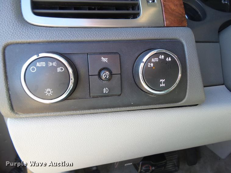 image for item EM9049 2007 Chevrolet Avalanche 1500 pickup truck