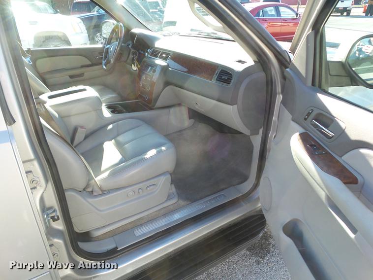 image for item EM9049 2007 Chevrolet Avalanche 1500 pickup truck