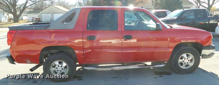 image for item EM9050 2003 Chevrolet Avalanche 1500 pickup truck