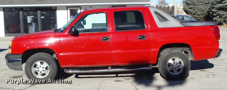 image for item EM9050 2003 Chevrolet Avalanche 1500 pickup truck