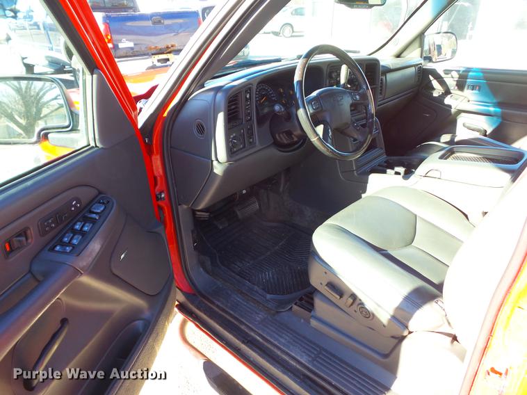 image for item EM9050 2003 Chevrolet Avalanche 1500 pickup truck