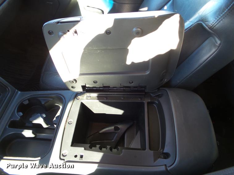 image for item EM9050 2003 Chevrolet Avalanche 1500 pickup truck