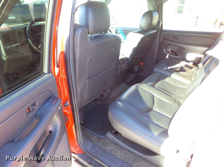 image for item EM9050 2003 Chevrolet Avalanche 1500 pickup truck