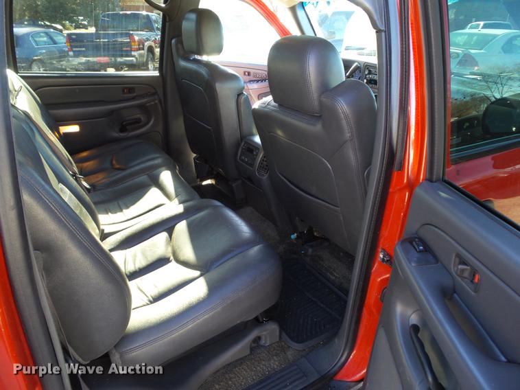 image for item EM9050 2003 Chevrolet Avalanche 1500 pickup truck