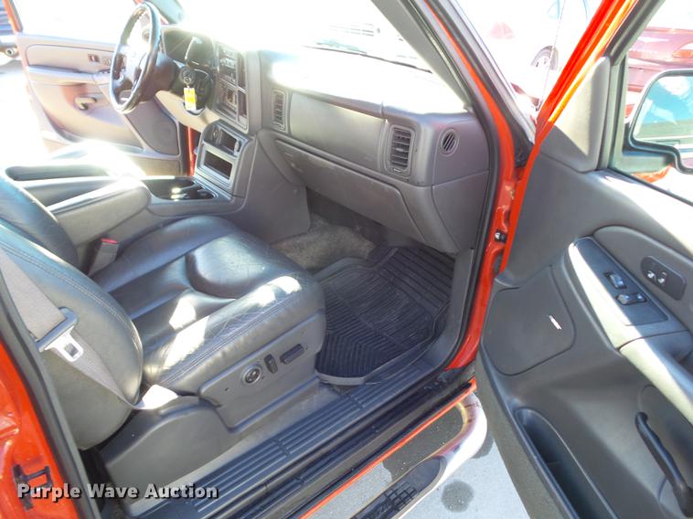 image for item EM9050 2003 Chevrolet Avalanche 1500 pickup truck