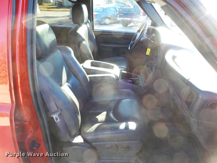 image for item EM9050 2003 Chevrolet Avalanche 1500 pickup truck