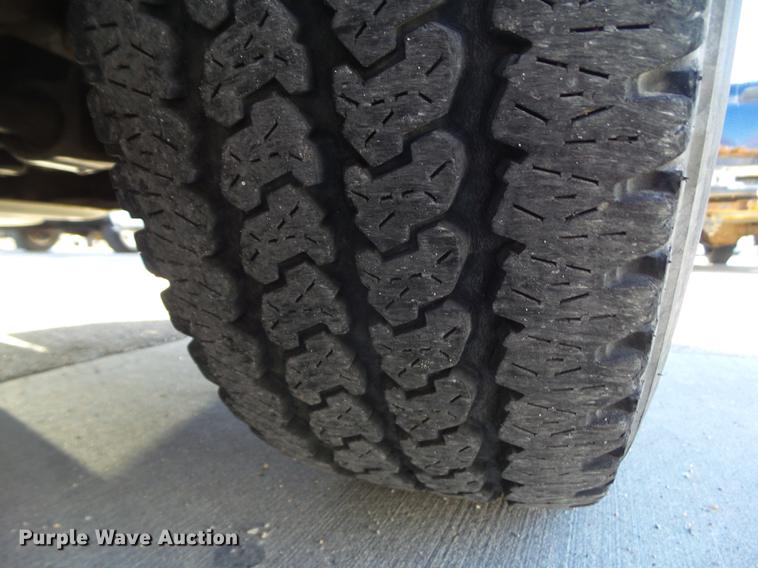 image for item EM9050 2003 Chevrolet Avalanche 1500 pickup truck