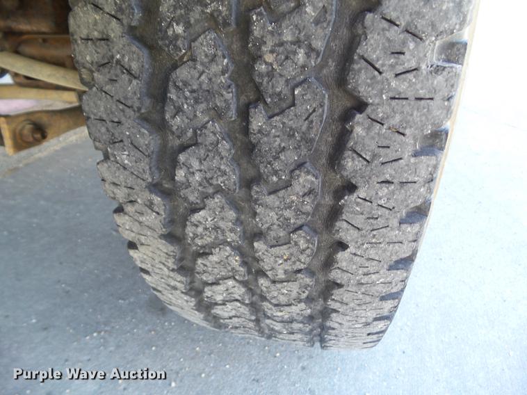 image for item EM9050 2003 Chevrolet Avalanche 1500 pickup truck