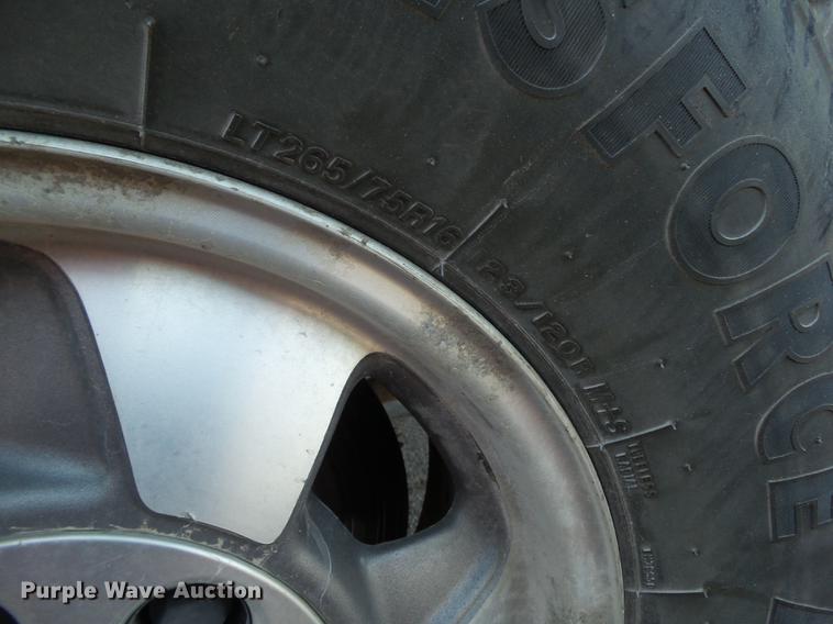 image for item EM9050 2003 Chevrolet Avalanche 1500 pickup truck