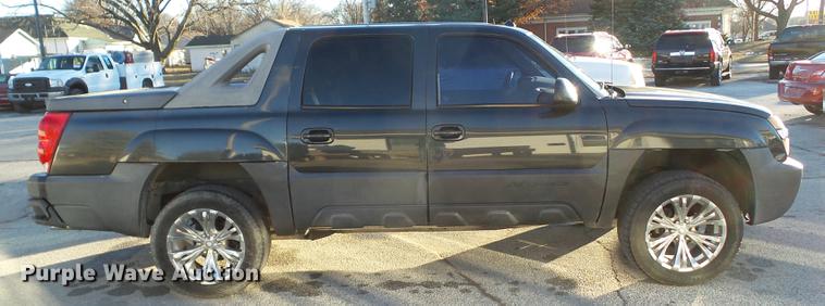 image for item EM9052 2004 Chevrolet Avalanche 1500 pickup truck