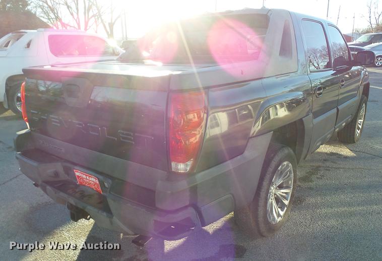 image for item EM9052 2004 Chevrolet Avalanche 1500 pickup truck