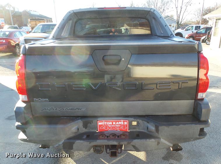 image for item EM9052 2004 Chevrolet Avalanche 1500 pickup truck