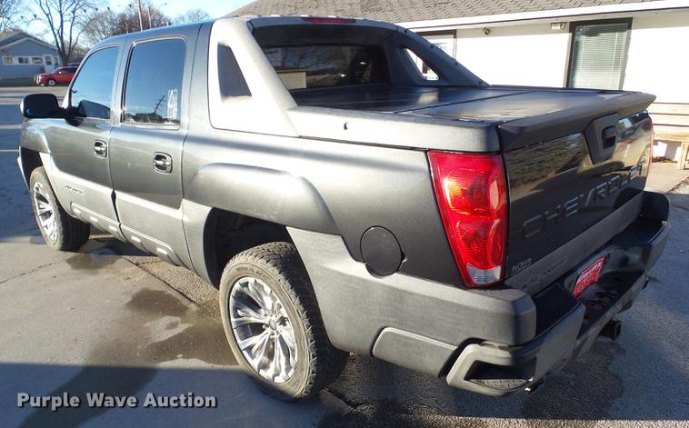 image for item EM9052 2004 Chevrolet Avalanche 1500 pickup truck