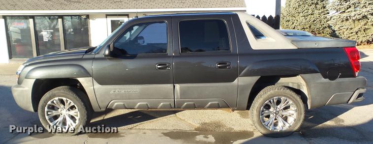 image for item EM9052 2004 Chevrolet Avalanche 1500 pickup truck