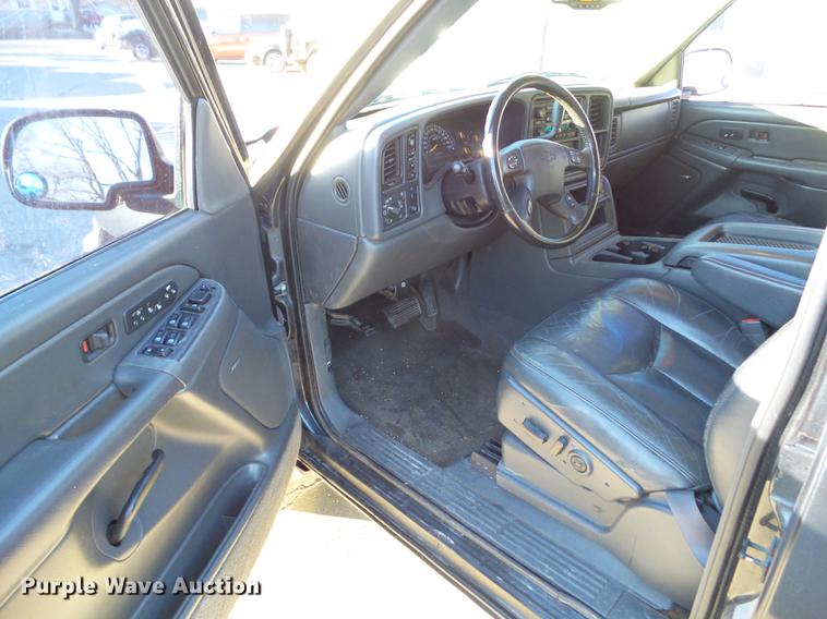 image for item EM9052 2004 Chevrolet Avalanche 1500 pickup truck