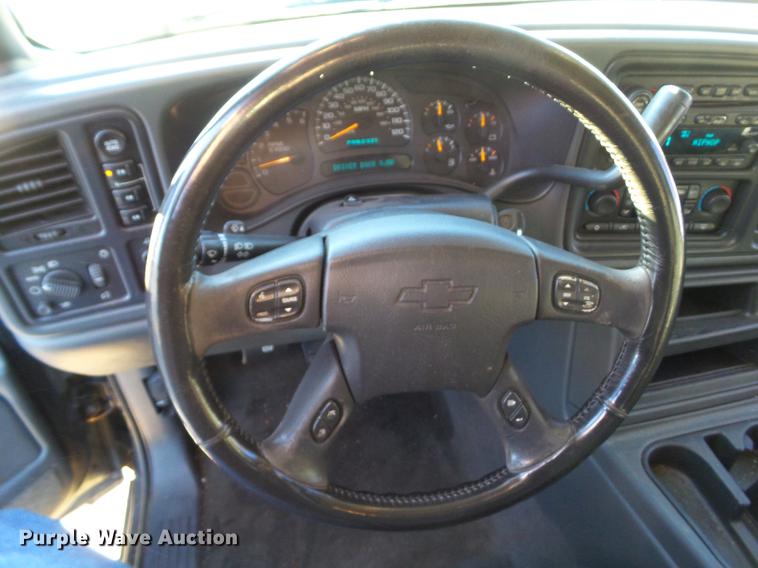 image for item EM9052 2004 Chevrolet Avalanche 1500 pickup truck