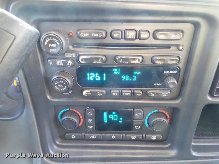 image for item EM9052 2004 Chevrolet Avalanche 1500 pickup truck