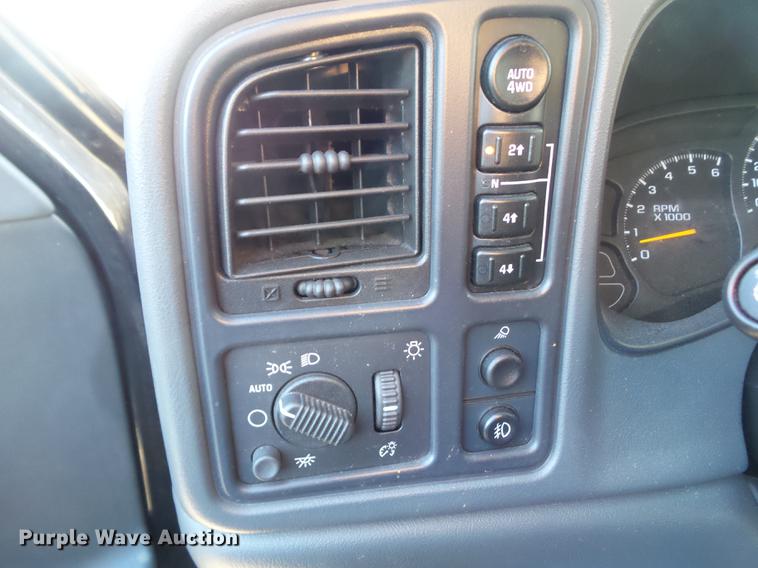 image for item EM9052 2004 Chevrolet Avalanche 1500 pickup truck