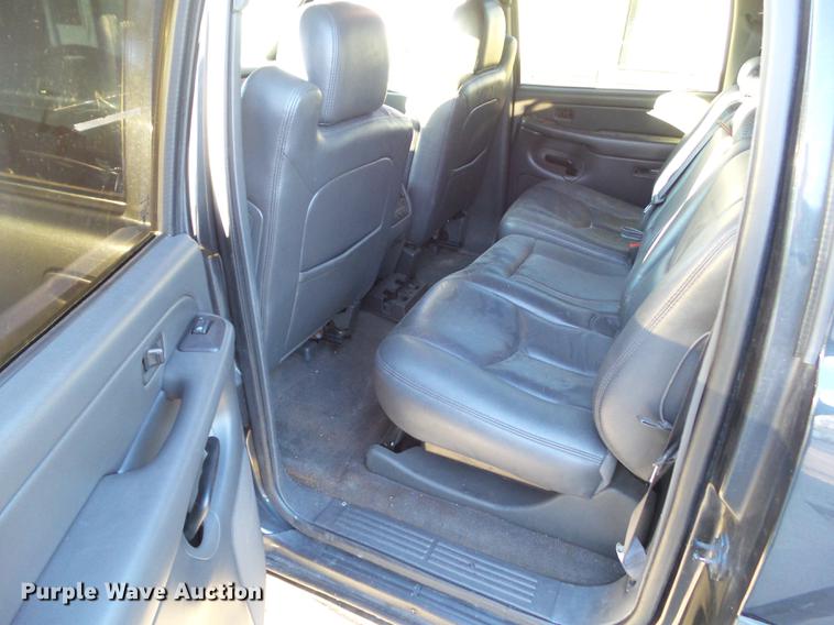 image for item EM9052 2004 Chevrolet Avalanche 1500 pickup truck