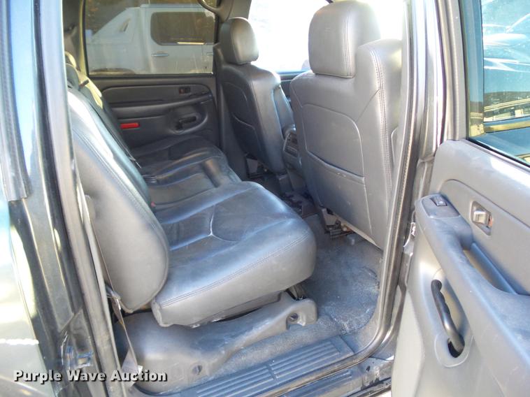 image for item EM9052 2004 Chevrolet Avalanche 1500 pickup truck