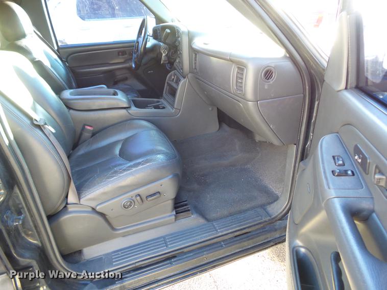 image for item EM9052 2004 Chevrolet Avalanche 1500 pickup truck