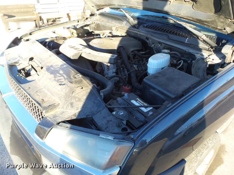 image for item EM9052 2004 Chevrolet Avalanche 1500 pickup truck