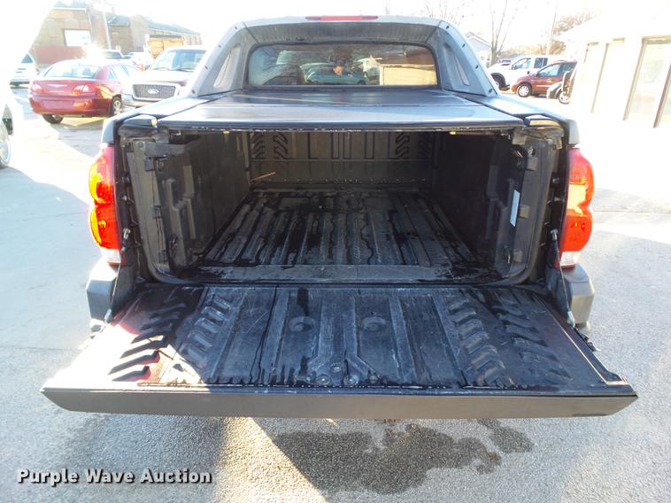 image for item EM9052 2004 Chevrolet Avalanche 1500 pickup truck