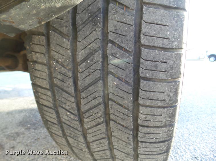 image for item EM9052 2004 Chevrolet Avalanche 1500 pickup truck