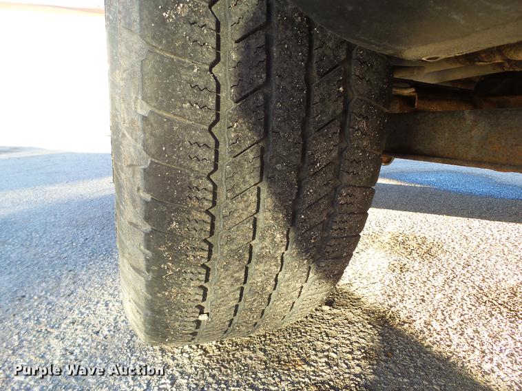 image for item EM9052 2004 Chevrolet Avalanche 1500 pickup truck