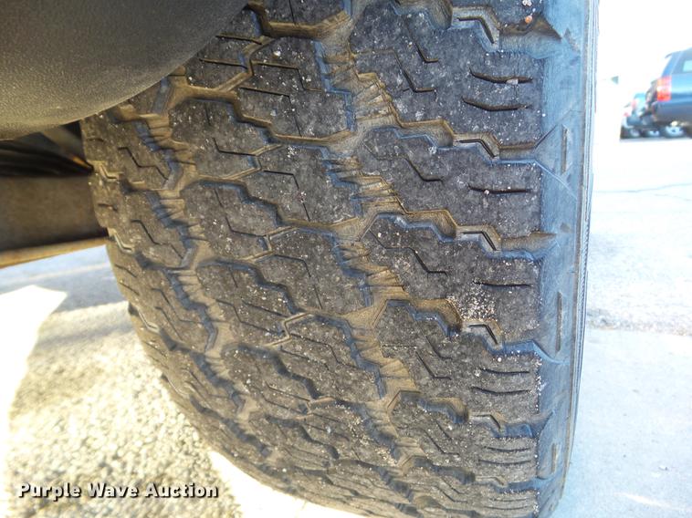 image for item EM9052 2004 Chevrolet Avalanche 1500 pickup truck