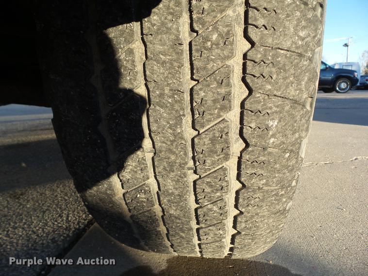 image for item EM9052 2004 Chevrolet Avalanche 1500 pickup truck