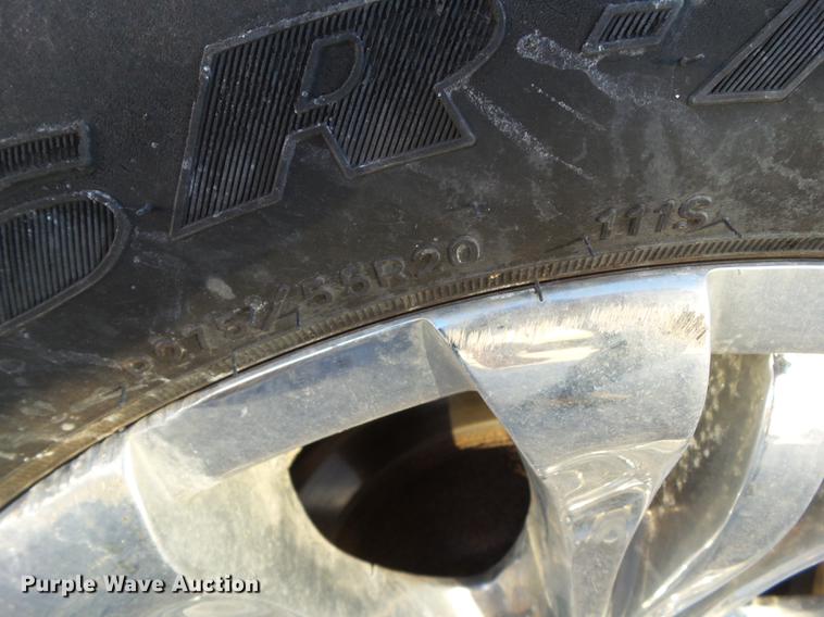 image for item EM9052 2004 Chevrolet Avalanche 1500 pickup truck