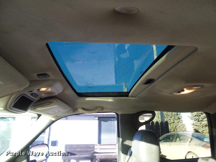 image for item EM9052 2004 Chevrolet Avalanche 1500 pickup truck