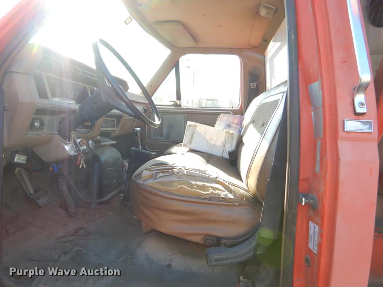 image for item ER9319 1994 Ford F800 digger derrick truck