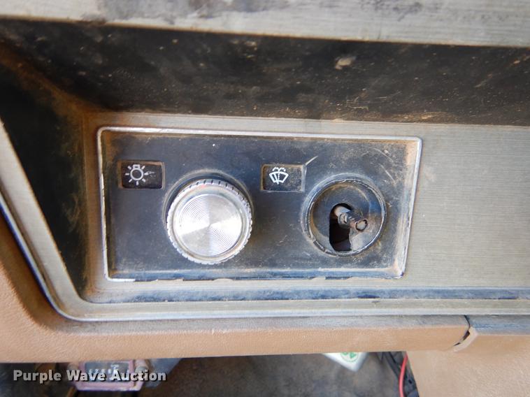 image for item ER9319 1994 Ford F800 digger derrick truck