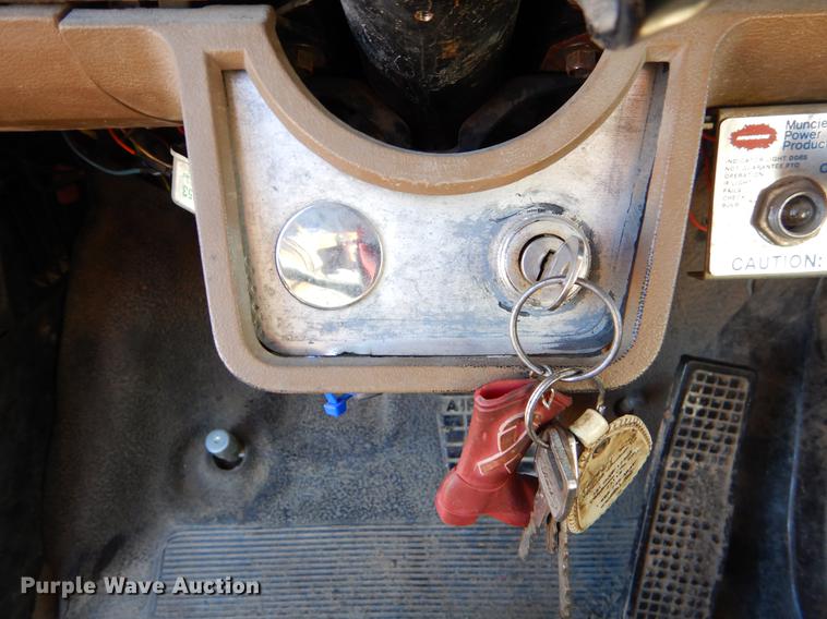 image for item ER9319 1994 Ford F800 digger derrick truck