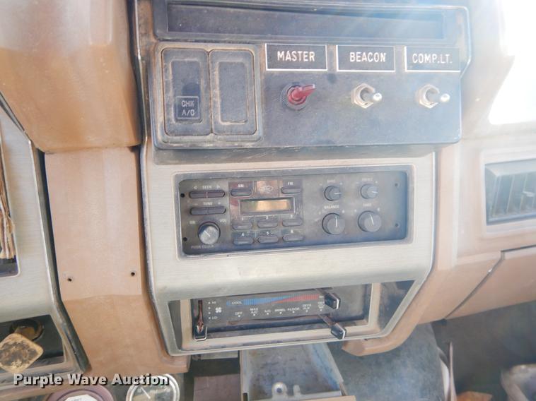 image for item ER9319 1994 Ford F800 digger derrick truck