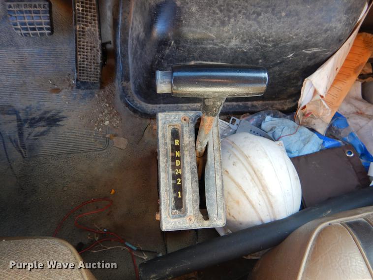 image for item ER9319 1994 Ford F800 digger derrick truck