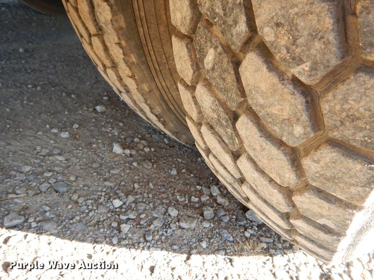 image for item ER9319 1994 Ford F800 digger derrick truck