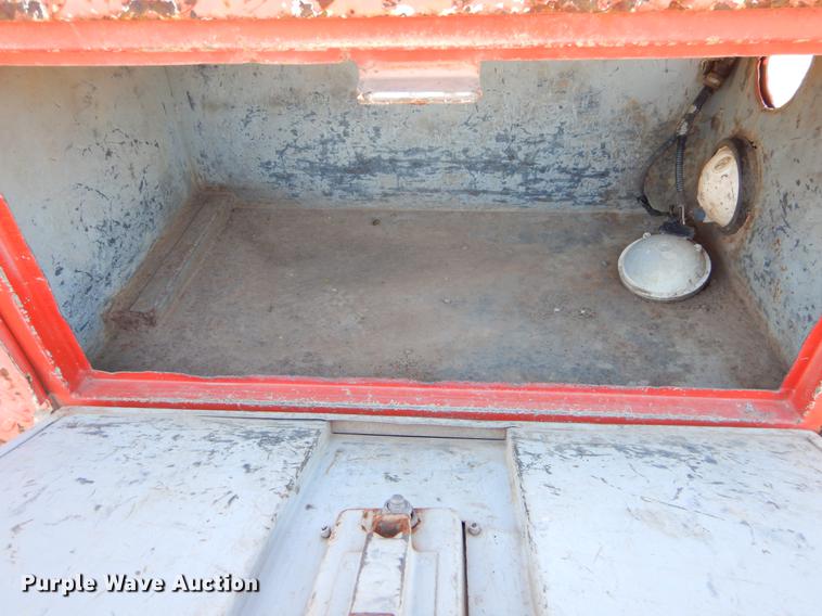 image for item ER9319 1994 Ford F800 digger derrick truck