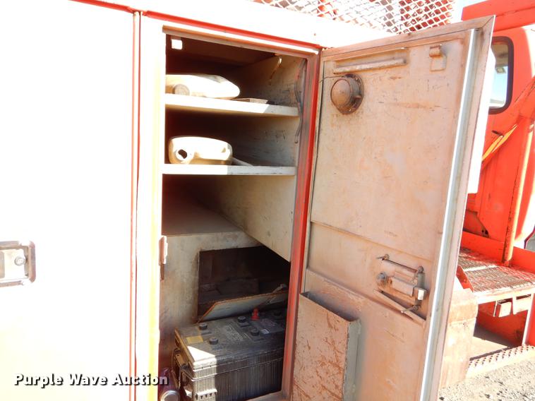 image for item ER9319 1994 Ford F800 digger derrick truck